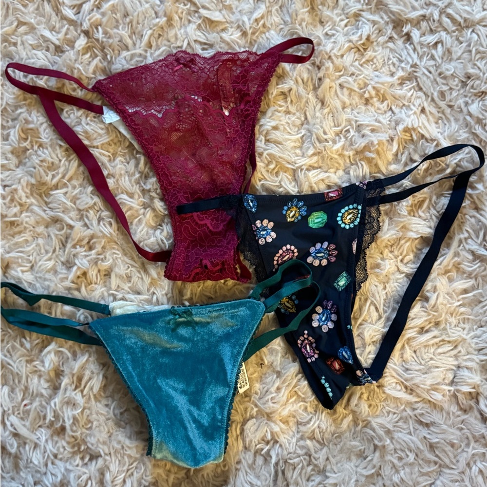 New Victoria secret Thong   Set of 3  Size Small